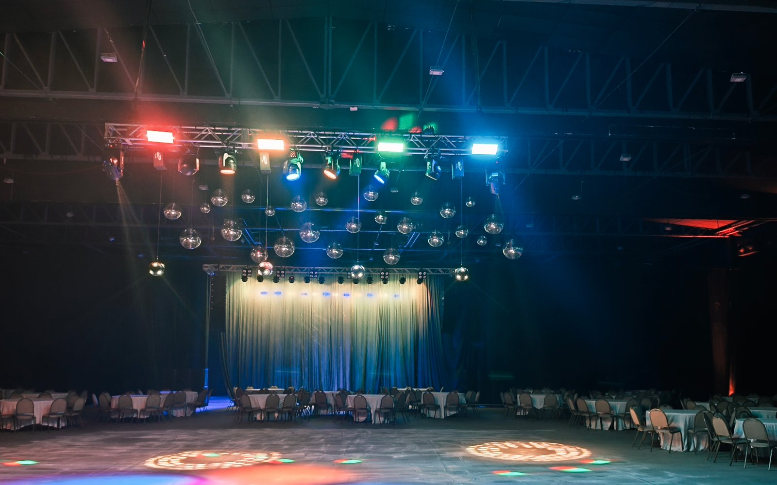 Salão iluminado em evento cultural